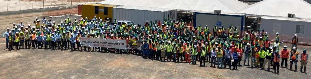 Equipo de montaje reunido en obra