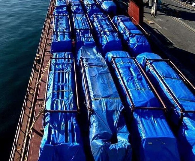 Piezas estructurales embaladas y estibadas en la cubierta de un buque